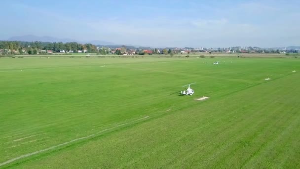 Yeşil Alandaki Küçük Kırsal Havalimanının Hava Görüntüleri — Stok video