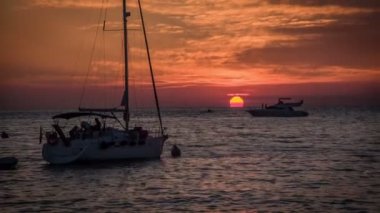 Güneş deniz kenarında batıyor.