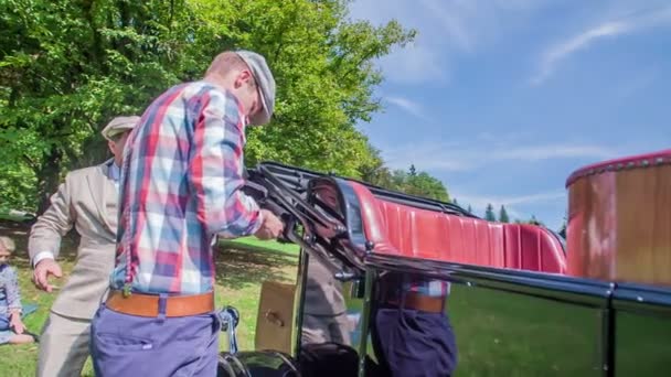 Joven Está Tratando Atar Techo Auto Época Conductor Viene Quiere — Vídeo de stock