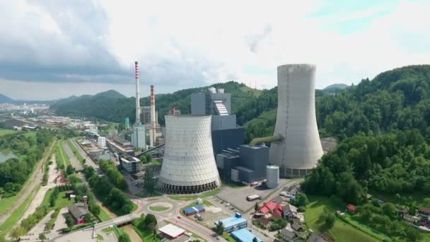 Erstaunliche Schornsteine Des Thermokraftwerks Sostanj Slowenien Die Wasserdampf Smog Und — Stockvideo