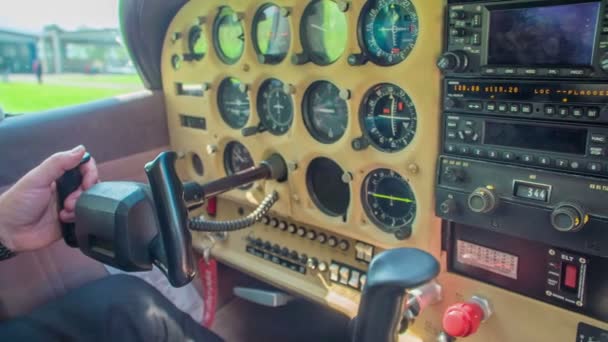 Ένας Πιλότος Στο Πιλοτήριο Αρχίζει Μιλάει Στο Μικρόφωνο Πριν Αεροπλάνο — Αρχείο Βίντεο