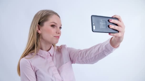 Záběry Krásné Mladé Ženy Make Přičemž Selfie Studiu — Stock video