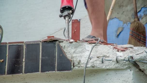 用混凝土拆除锤清除较小的深褐色瓷砖的工人 — 图库视频影像