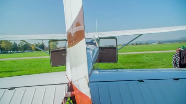 Deuren Van Het Kleine Vliegtuig Zijn Open Binnenkort Zullen Passagiers — Stockvideo