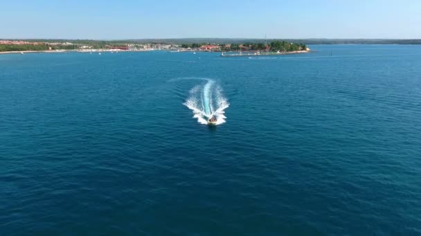 Sürat Teknesi Açık Denize Doğru Gidiyor — Stok video