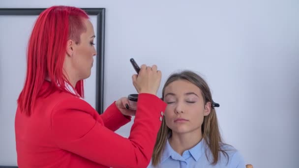 Una Maquilladora Pone Polvo Transparente Los Párpados Del Cliente Usa — Vídeos de Stock
