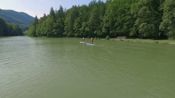 年轻夫妇在斯洛文尼亚东部扎列克附近的布拉斯洛夫斯湖体验和享受体育活动 — 图库视频影像