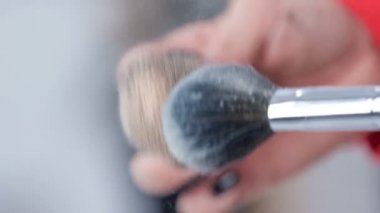 İki fırça çarpışır ve barut yere düşer..