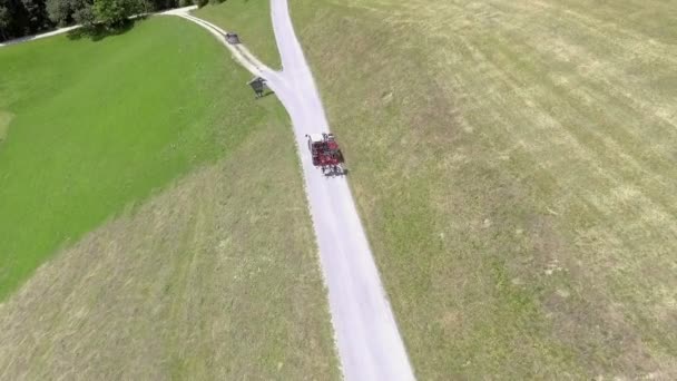 Bir Yol Iki Farklı Yöne Gidiyor Hava Görüntüsü Araç Oraya — Stok video