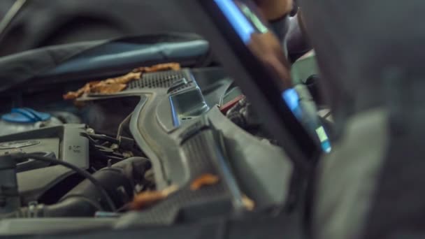 Ein Mechaniker Repariert Ein Fahrzeug Das Jemand Zum Autoservice Gebracht — Stockvideo