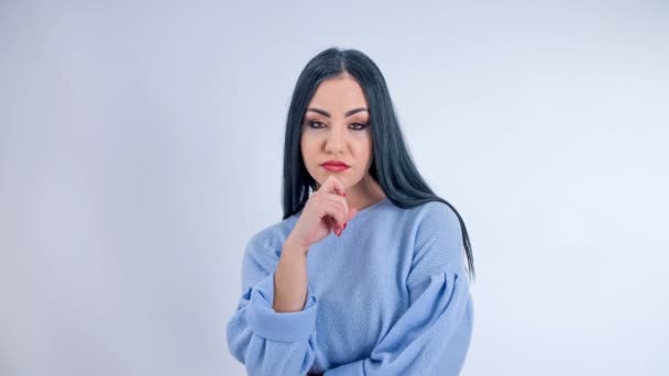 Metraje Hermosa Joven Con Maquillaje Sentado Estudio — Vídeo de stock