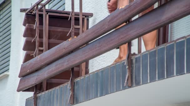 男性用斧头拔出长木板 深褐色的木板是实心阳台建筑的一部分 — 图库视频影像