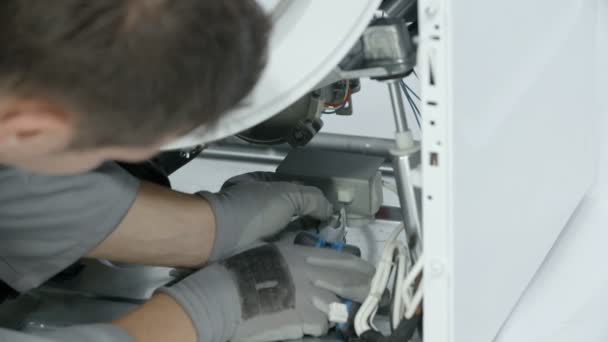 Onderhoudsman Neemt Het Witte Plastic Deel Van Kapotte Wasmachine Hij — Stockvideo