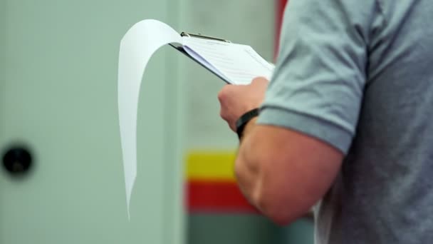 Shop Assistant Writing Some Notes Piece Paper Automobile Repair Shop — Stock Video