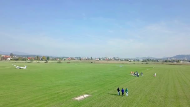 Quelques Personnes Marchent Sur Herbe Observent Les Avions Est Une — Video