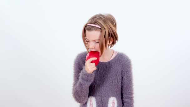 Ein Schüler Beißt Eine Große Rote Paprika — Stockvideo