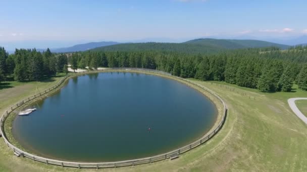 Piękne Okrągłe Jezioro Pośrodku Niczego Strzał Powietrza Mamy Piękny Letni — Wideo stockowe