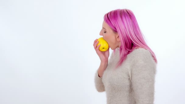 Mordiendo Una Manzana Amarilla Vídeo Toma Desde Lado — Vídeos de Stock