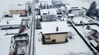 Havadan ateş. Bu küçük köydeki evlerde güzel beyaz çatılar görebiliyoruz. Kar yağıyor, doğa ve sokaklar beyaz ve karla kaplı..