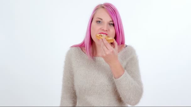 Ung Kvinna Äter Bit Jordgubbs Paj — Stockvideo