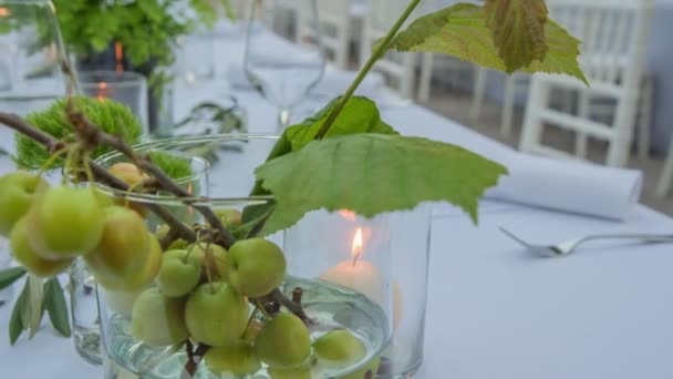 Härligt Inredda Bord Vitt Med Några Grönsaker — Stockvideo