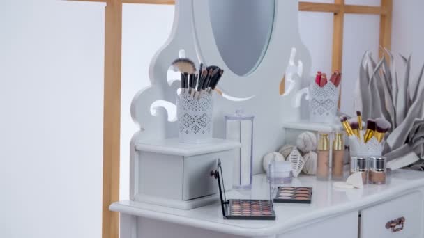 Hay Una Mesa Blanca Pollitos Estudio Maquillaje Muchas Paletas Pinceles — Vídeos de Stock