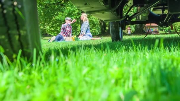 Hombre Una Mujer Jóvenes Están Divirtiendo Están Teniendo Picnic Romántico — Vídeos de Stock