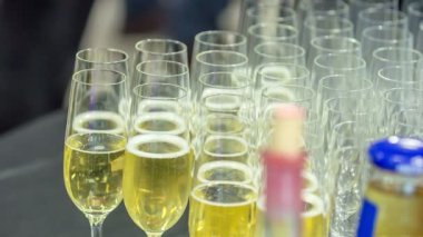 Zalec, Slovenya - 1. Aralık 2017 Şampanya resepsiyon odasında masada bekliyor.