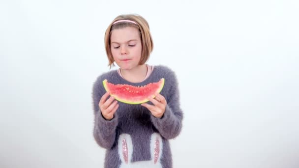 Una Alumna Está Comiendo Una Rebanada Sandía Para Merienda — Vídeos de Stock