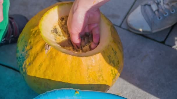 Mother Taking Pumpkin Seeds Out Pumpkin Her Children Helping Her — Stock Video