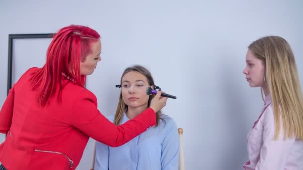 Maquillador Usa Gran Pincel Para Aplicar Polvo Acabado Sobre Base — Vídeo de stock