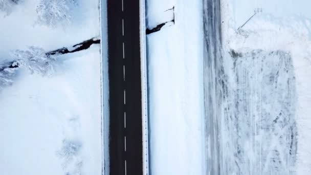 Дорога Очищена Окружающий Ландшафт Белым Сейчас Зима — стоковое видео