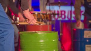 Zalec, Slovenya - 1. Aralık 2017 Müzisyenler davul çubukları ile metal atık varil üzerinde oynuyorlar. Etkinlikte birçok kişinin önünde gösteri yapıyorlar..