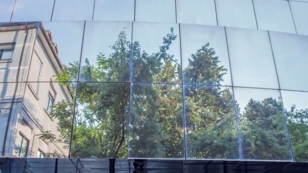 スロベニアのリュブリャナにある重要な建物の正面ガラスで覆われている — ストック動画