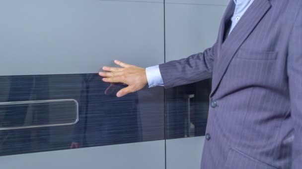 Ένας Άντρας Αγγίζει Κουμπί Στην Μπροστινή Πόρτα Και Μετά Ανοίγει — Αρχείο Βίντεο