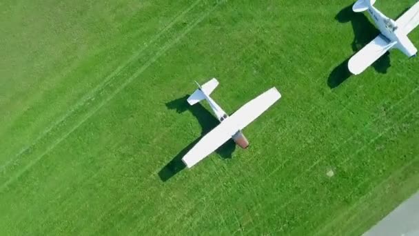 Dois Belos Pequenos Aviões Brancos Estão Estacionados Lado Uma Pista — Vídeo de Stock