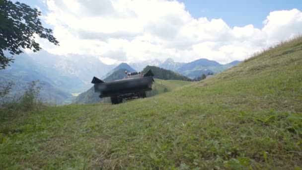 Trattore Sta Muovendo Salita Perché Gli Agricoltori Hanno Finito Lavorare — Video Stock