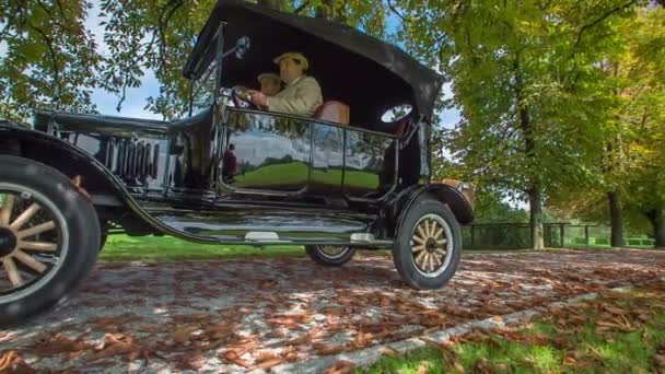 Elegantně Oblečený Řidič Volantem Který Řídil Speciální Dřevěný Automobil Ford — Stock video