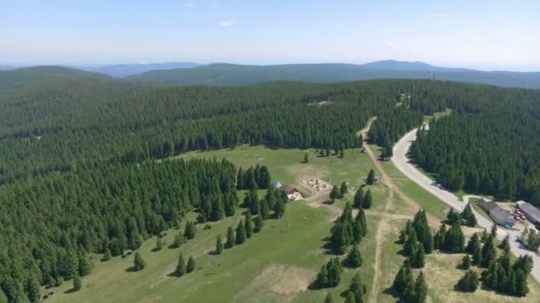 Wzgórzach Jest Wiele Świerków Jest Ładne Ośrodki Wypoczynkowe Wieloma Hotelami — Wideo stockowe