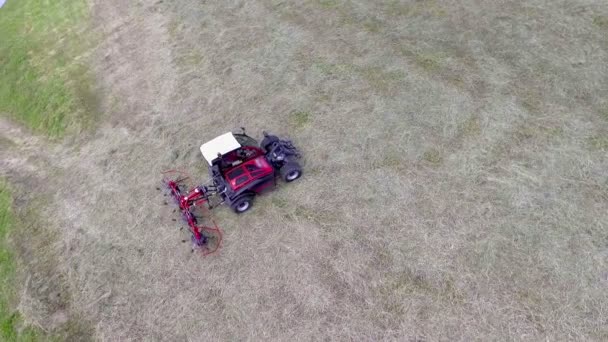 農業機械の部品が動き始め トラクターはまだ立っています 空中射撃 — ストック動画
