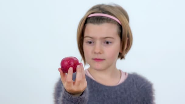 Una Giovane Ragazza Sta Osservando Una Piccola Mela Rossa Mano — Video Stock