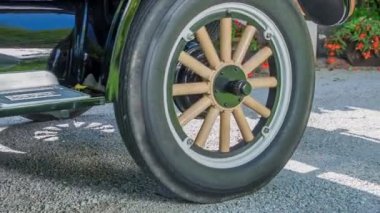 Eski bir araba geriye doğru hareket etmeye başlar. Arabada iki adam oturuyor..