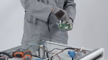Metal panelden elektrik devresi çıkaran profesyonel bir tamirci. Tahnik bozukluğuna yol açan çipteki kusuru bulmaya çalışacak..