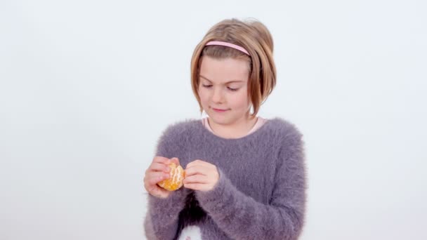 Ung Flicka Äter Långsamt Mandarin Och Hon Gillar Det Verkligen — Stockvideo