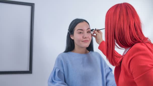 Makeup Artist Applicerar Make Modells Öga Modell Ser Verkligen Avslappnad — Stockvideo