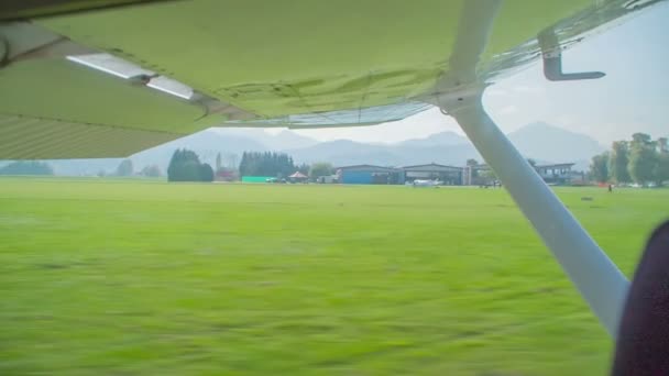 一架飞机在一条绿色跑道上飞得很快 飞机很快就要起飞了 这是一个阳光灿烂的日子 — 图库视频影像