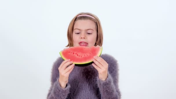 Een Klein Meisje Heeft Een Stukje Watermeloen Voor Haar Ochtend — Stockvideo