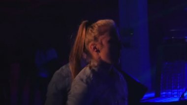 Zalec, Slovenya - 1. Aralık 2017 Dansçılar etkinlikte sahnede sahne alıyor. Çok fazla enerjileri var..