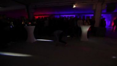 Zalec, Slovenya - 1. Aralık 2017 Oda neredeyse tamamen karanlık ve devam eden bir ışık gösterisi var.