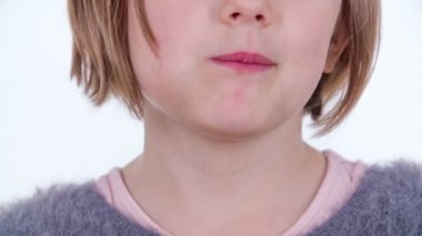 Genç bir kız havuç çiğniyor ve onları seviyor. O kadar başparmak verir.